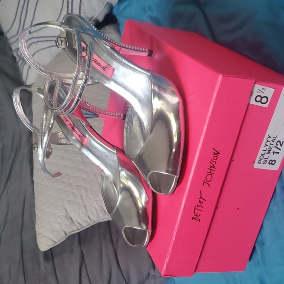🎀Betsey Johnson Pollyyy Silver Metal Peep toe heels 👠 ♥️ - Picture 1 of 9